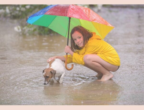 Naslovnica za podcast na temu Kako da se prestaneš brinuti? Djevojčica i pas, bezbrižni i opušteni na kiši.