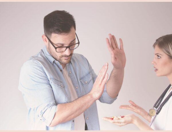 Slika prikazuje čovjeka koji odbija ženu koja mu nešto nudi. Naslovna slika za podcast o strahu od odbijanja.